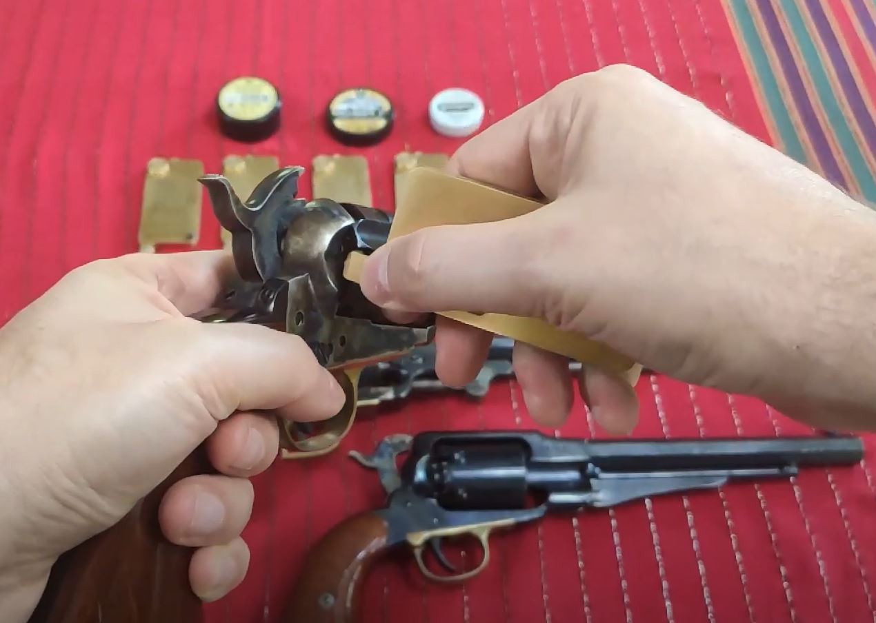 Kapiszonownik PCCS podczas nakładania kapiszonów na bęben rewolweru Colt.